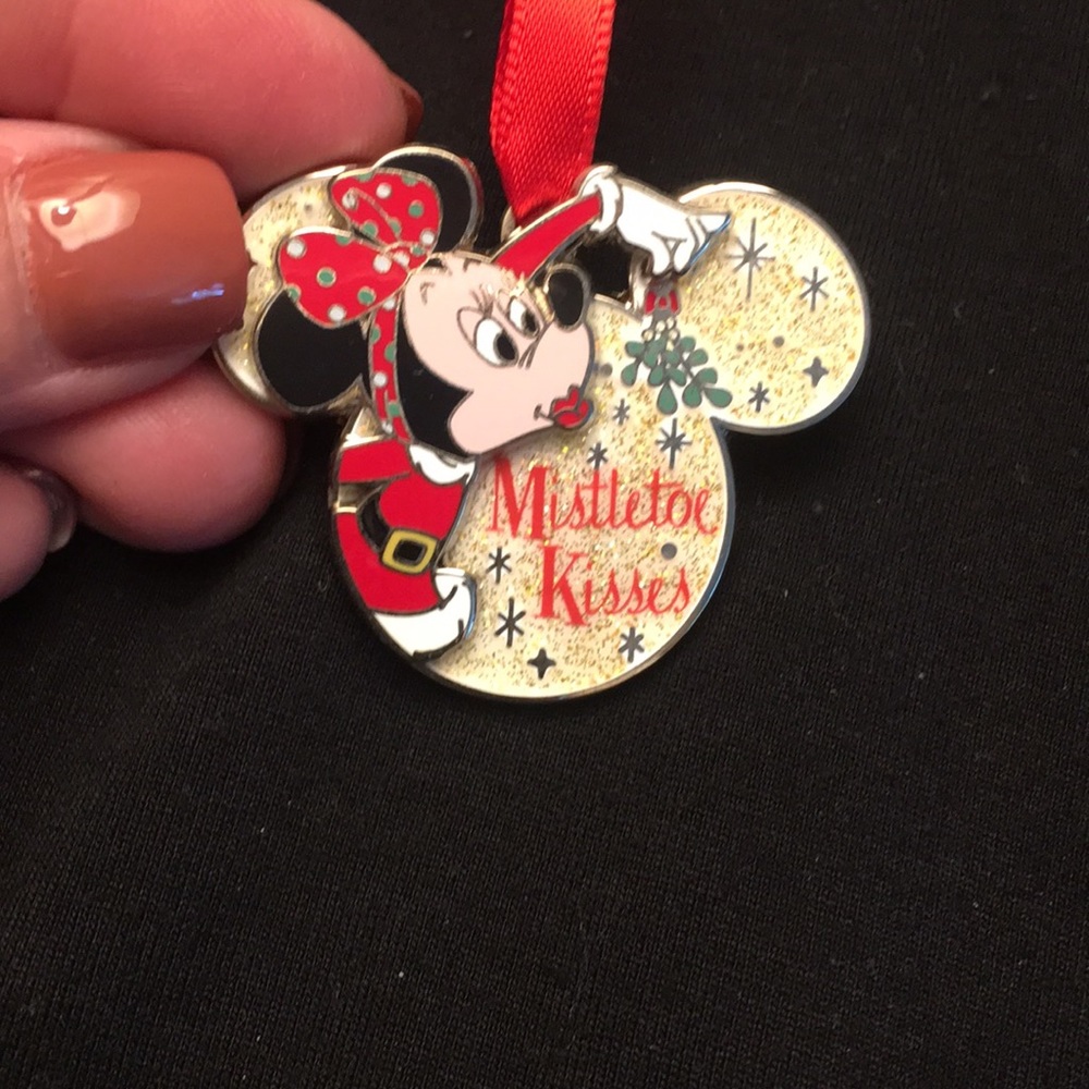 Minnie Mouse Christmas pin